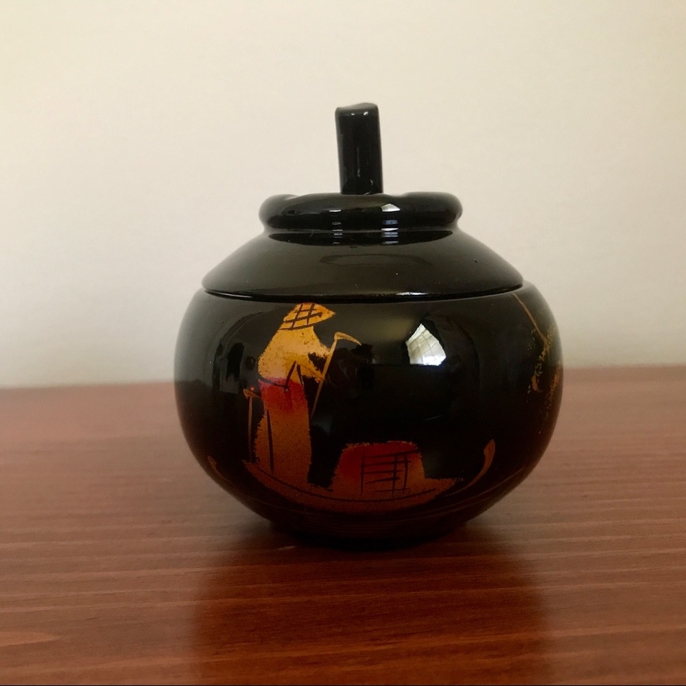 Small Black Lacquer Trinkets Dish with Lid - Picture 3 of 9
